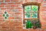 Elemente aus Glas (Flaschenböden und altes Bauernfenster) sorgen für Licht und Stil